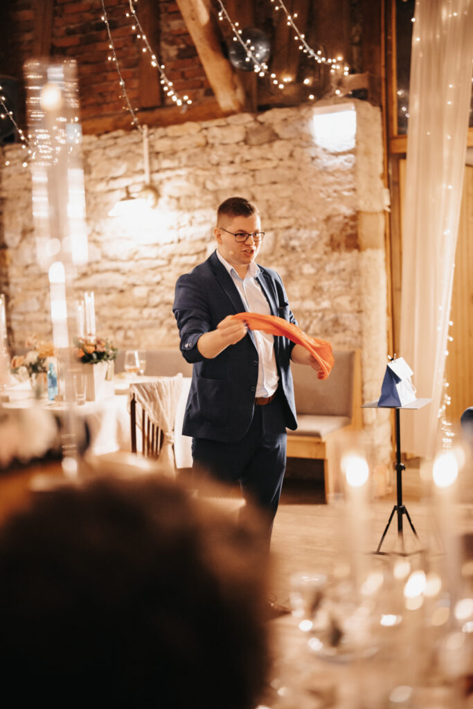 Zauberer Sven Wengerter bei seiner Stand-up-Show im Kerzenlicht einer Hochzeitslocation