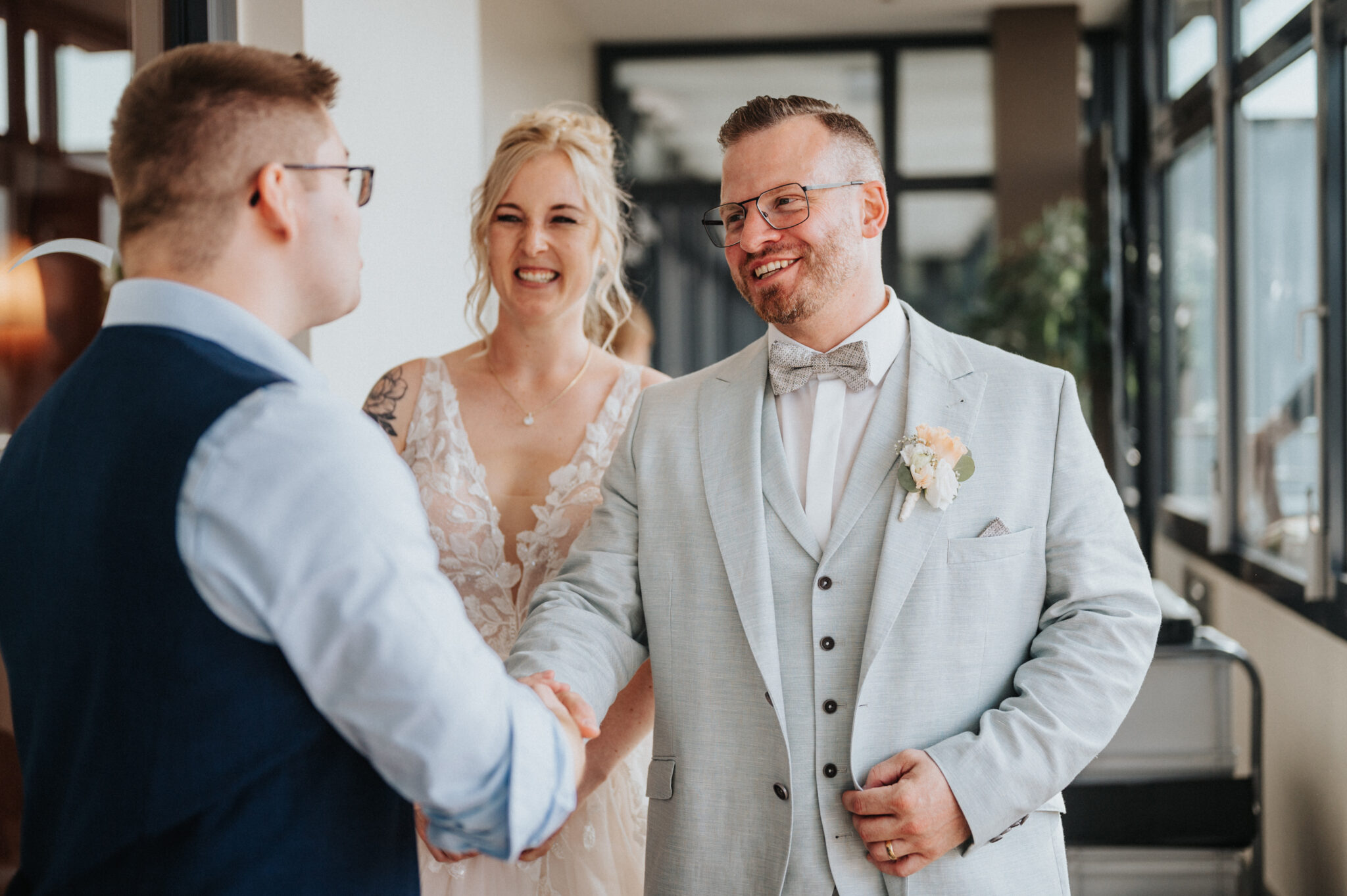 Brautpaar lacht bei einer kleinen Hochzeit mit Zauberer Sven Wengerter