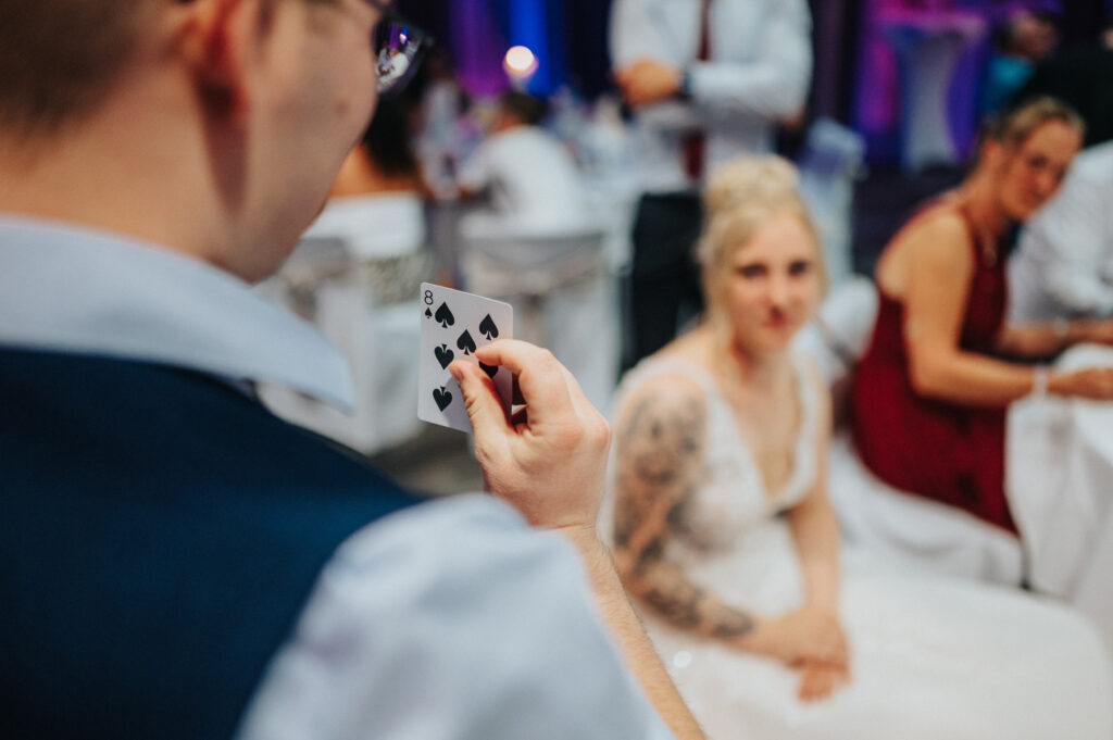 Braut staunt bei einer kleinen Hochzeit über einen Kartentrick von Zauberer Sven Wengerter