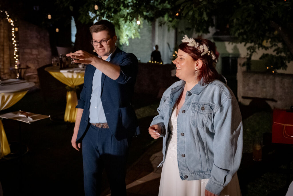 Hochzeitszauberer Sven Wengerter zaubert am Abend für die Braut im Innenhof der Hochzeitslocation