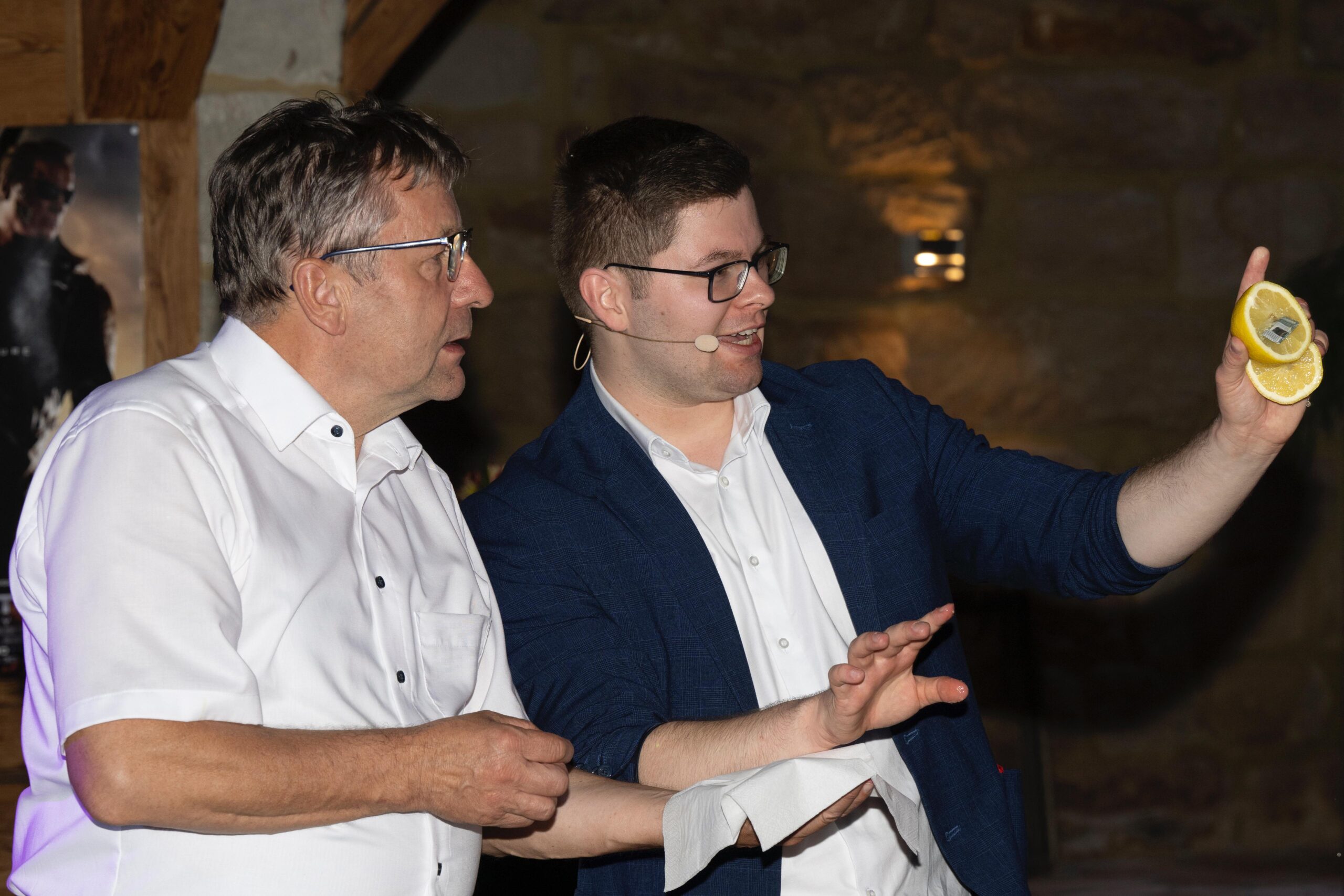 Sven Wengerter zaubert interaktiv mit einem Gast, eine Zitrone in der Hand