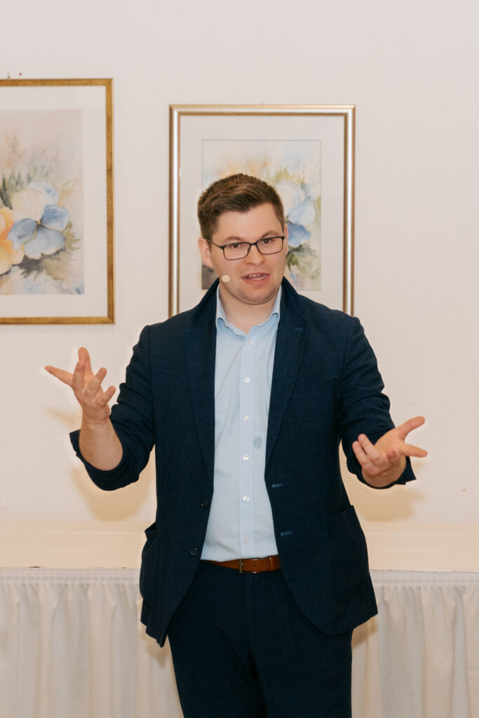 Zauberer Sven Wengerter während seiner Bühnenshow auf einer Hochzeit
