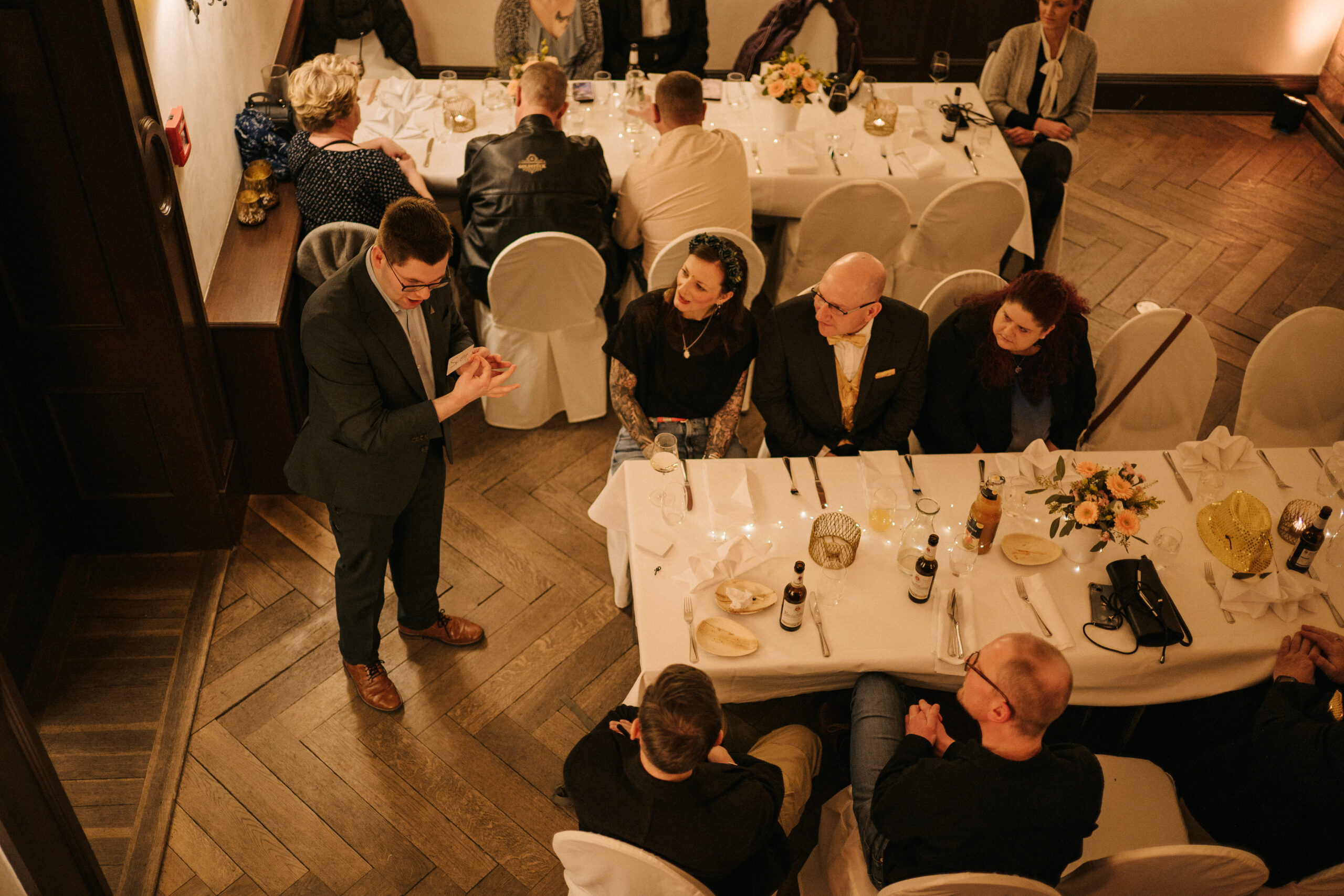 Festlich eingedeckter Saal mit Gästen während einer Firmenfeier mit Zauberer Sven Wengerter