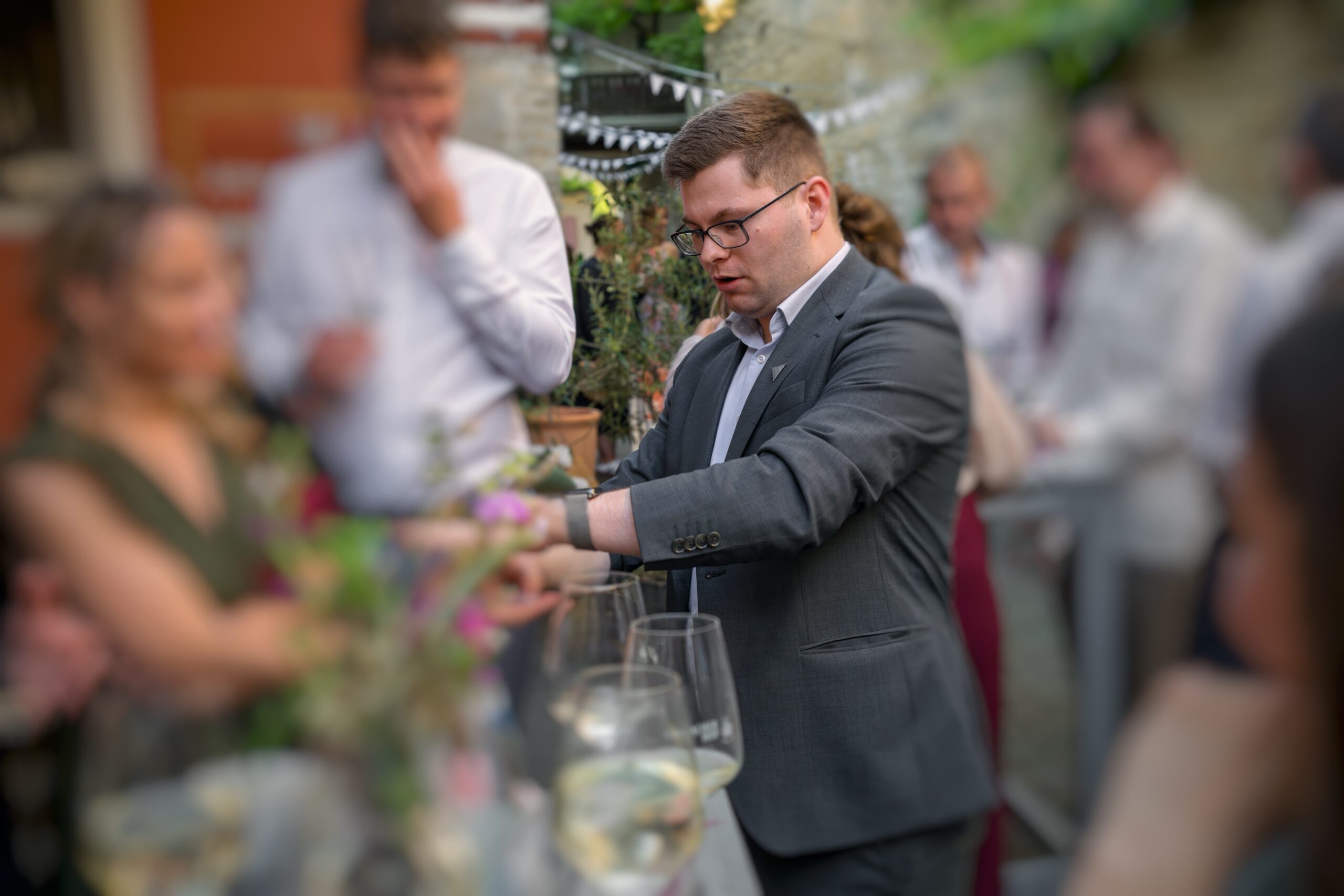 Walking Act beim Empfang eines Firmenevents: Zauberer Sven Wengerter zwischen den Gästen