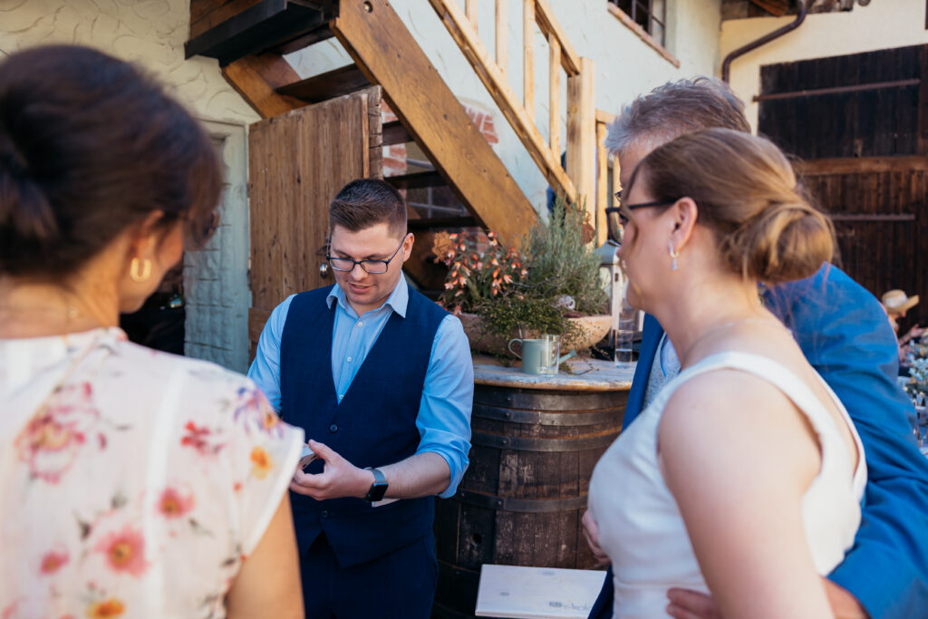 Zauberer Sven Wengerter verzaubert Hochzeitsgäste einer kleinen Hochzeit aus nächster Nähe