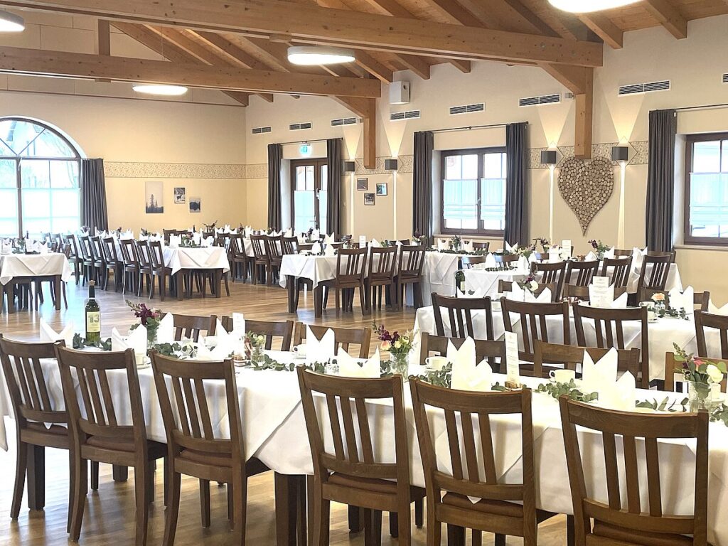 Festsaal mit offenem Dachstuhl im Gasthaus Strasser bei Fraunberg im Landkreis Erding, Location für bayerische Weihnachtsfeiern