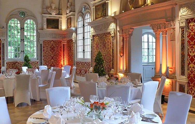 Hirsvogelsaal im Tucherschloss Nürnberg, festlich eingedeckt für eine Hochzeitsfeier mit runden Tischen