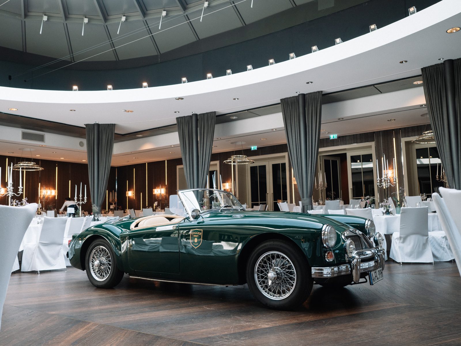 Teehalle mit Glaskuppel im Hotel Maximilian's Augsburg, festlich eingedeckt
