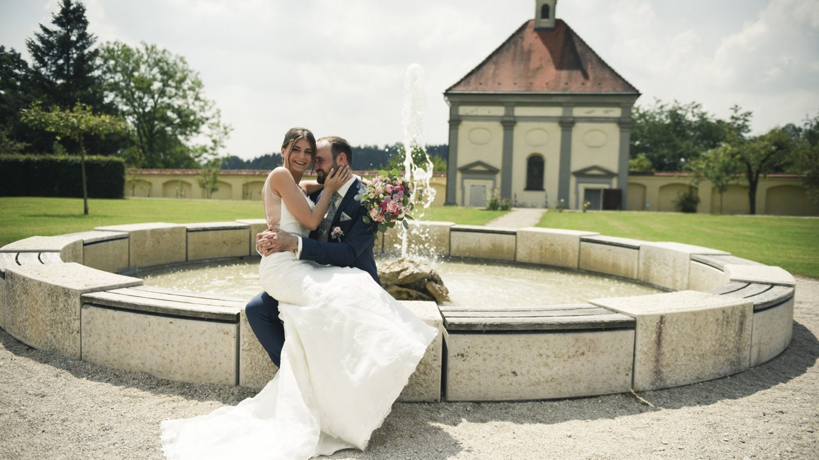 Brautpaar am Brunnen im Klostergarten von Kloster Holzen bei Augsburg