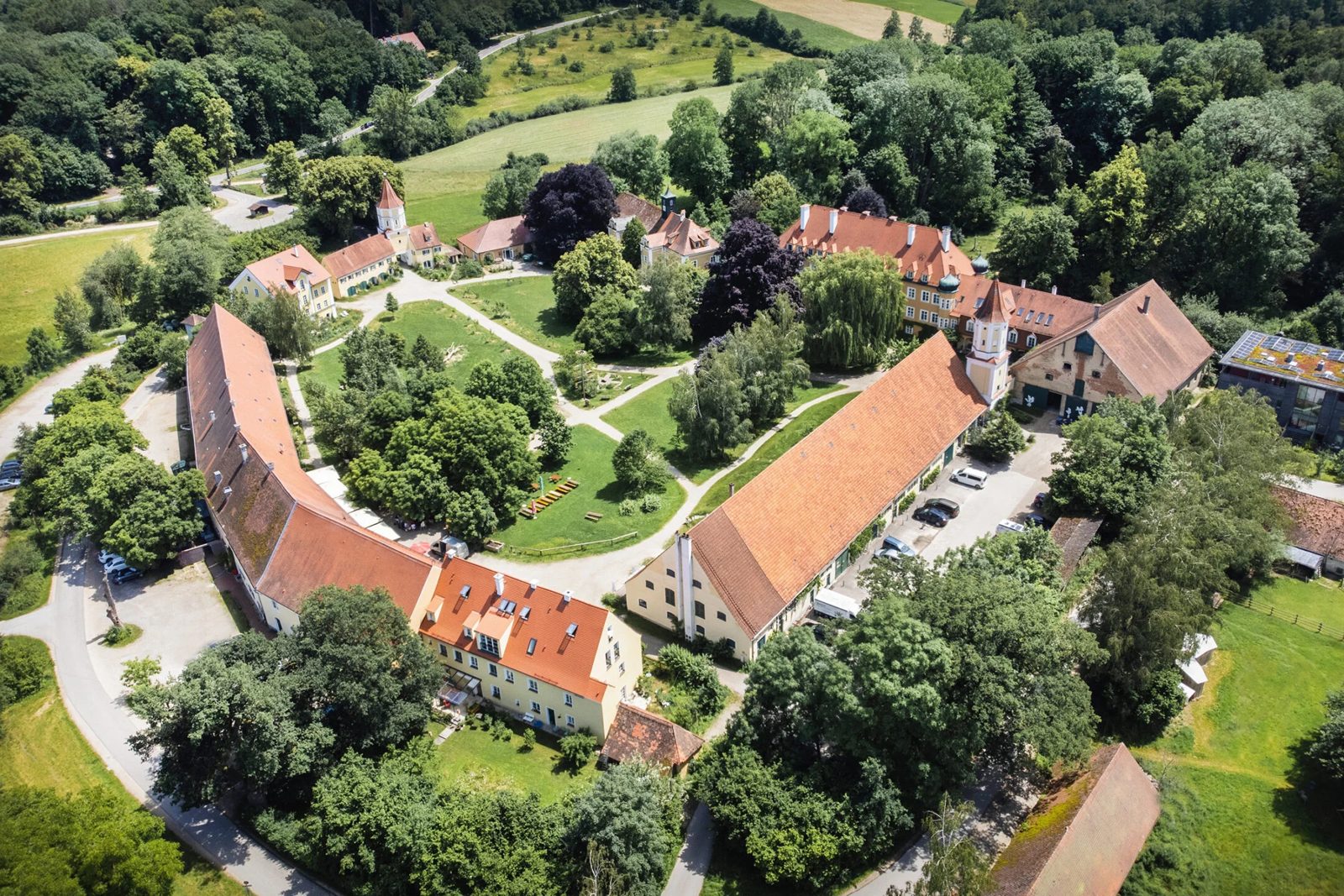 Hochzeitslocation bei Augsburg: Luftaufnahme von Schloss Blumenthal in Aichach mit Schlosspark