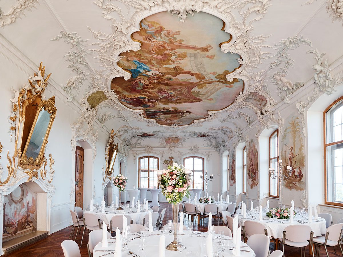 Rokoko-Schlosssaal von Schloss Leitheim mit Deckenfresko, für eine Hochzeit eingedeckt