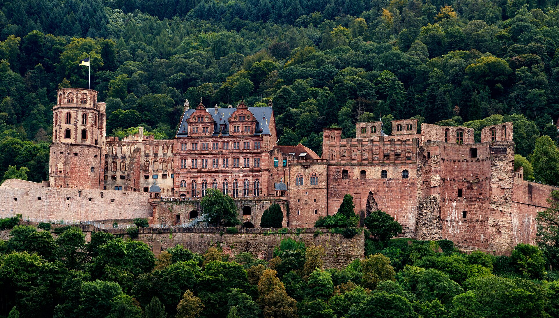 Heidelberger Schloss über dem Neckartal – Hochzeitslocation in Heidelberg