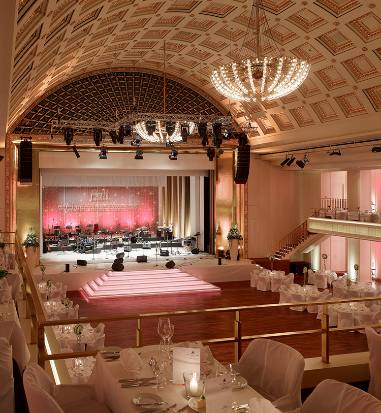 Festlich eingedeckter Bénazetsaal im Kurhaus Baden-Baden mit Kronleuchter und Bühne