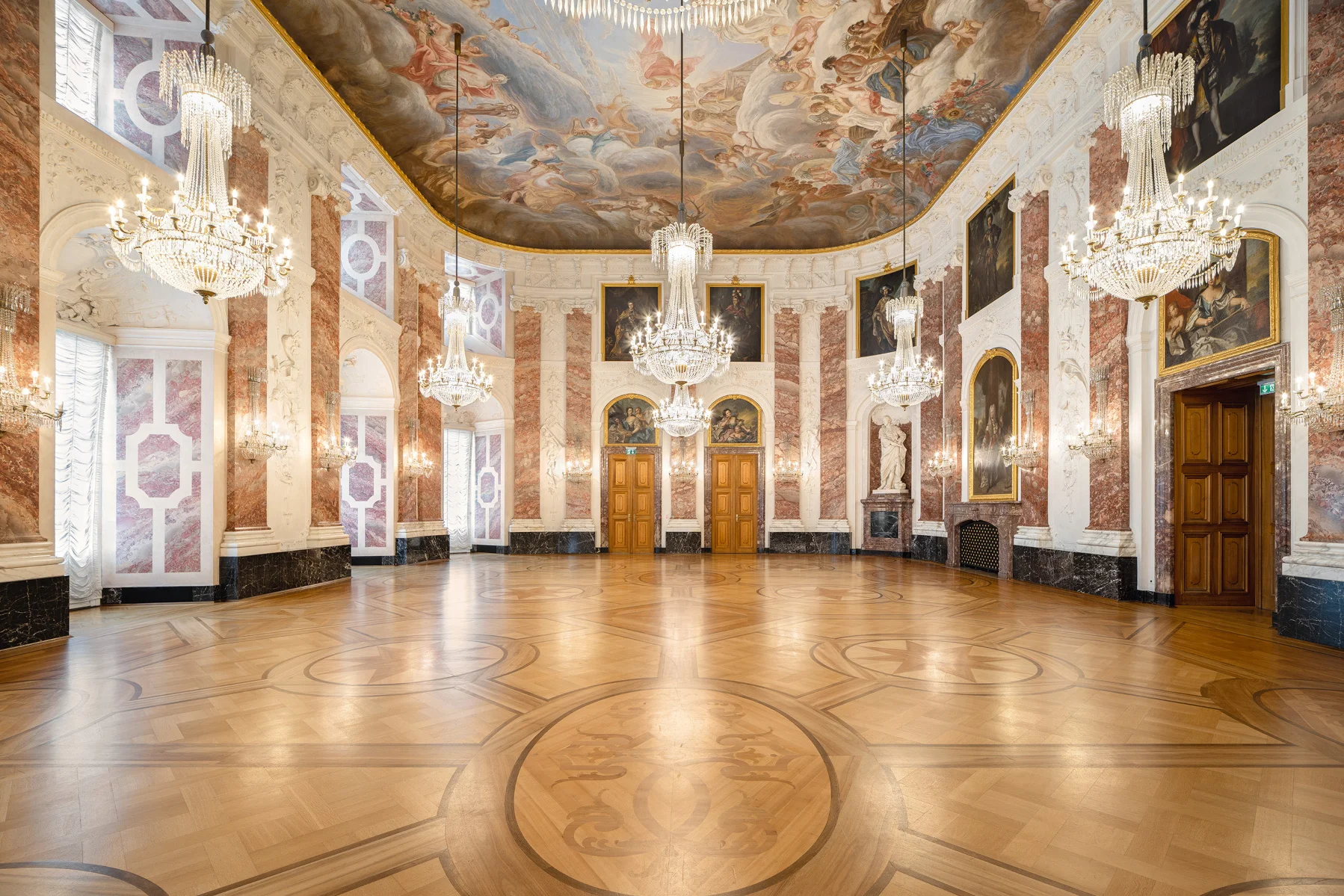 Rittersaal im Barockschloss Mannheim mit Kronleuchtern und Deckengemälde – Hochzeitslocation in Mannheim