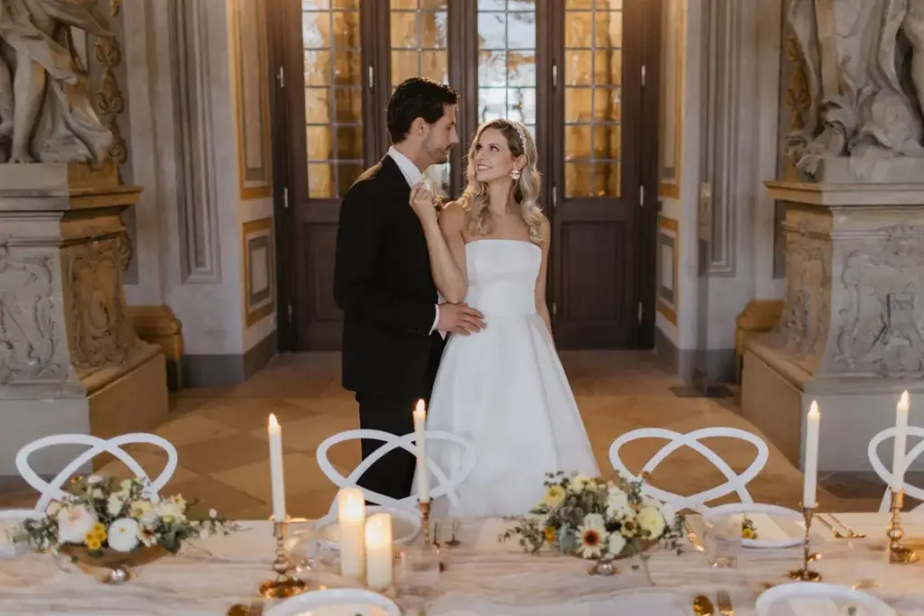 Brautpaar an einer festlich gedeckten Hochzeitstafel in Schloss Bruchsal
