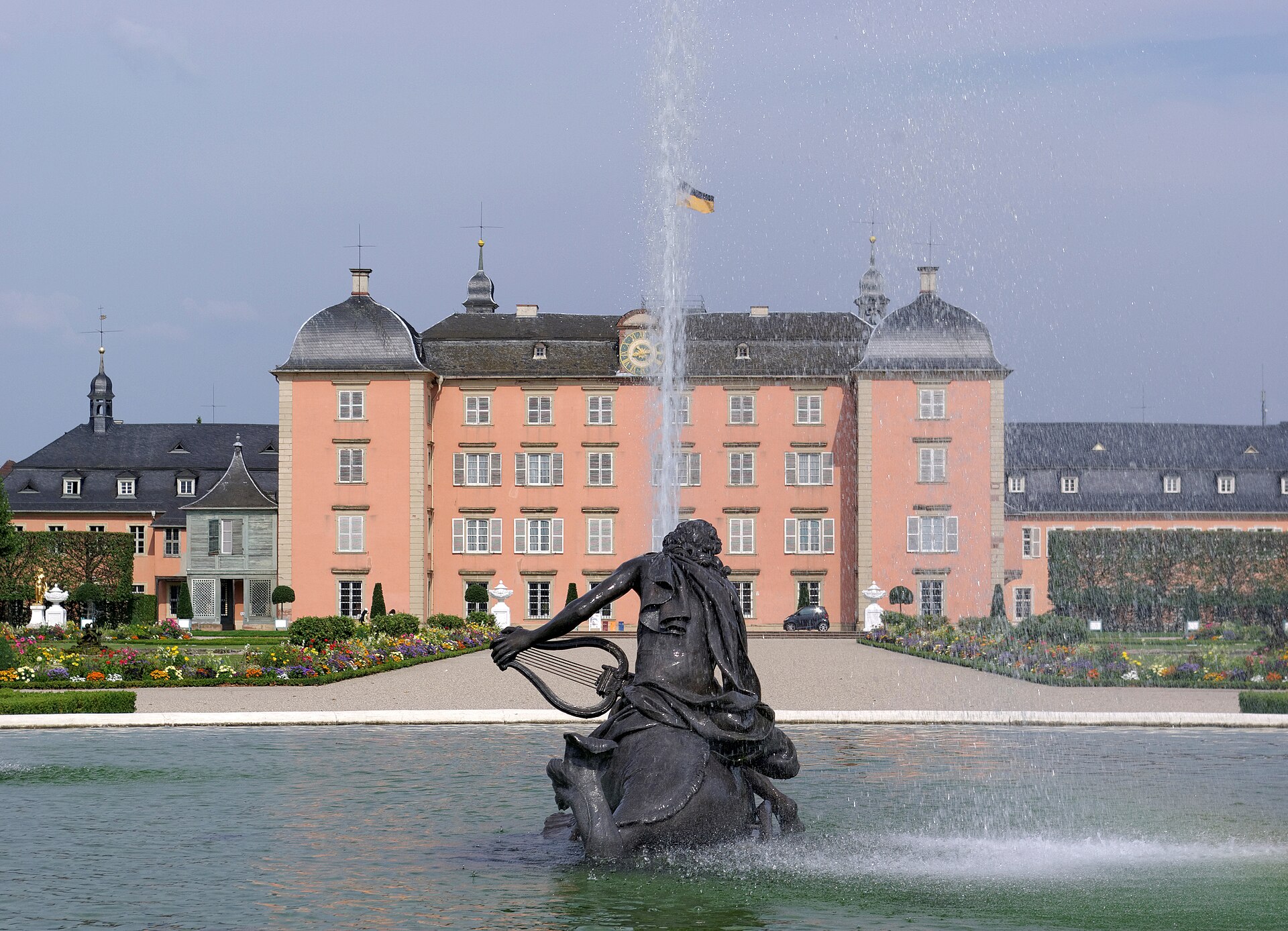 Schloss Schwetzingen mit Schlossgarten und Fontäne – Hochzeitslocation bei Heidelberg