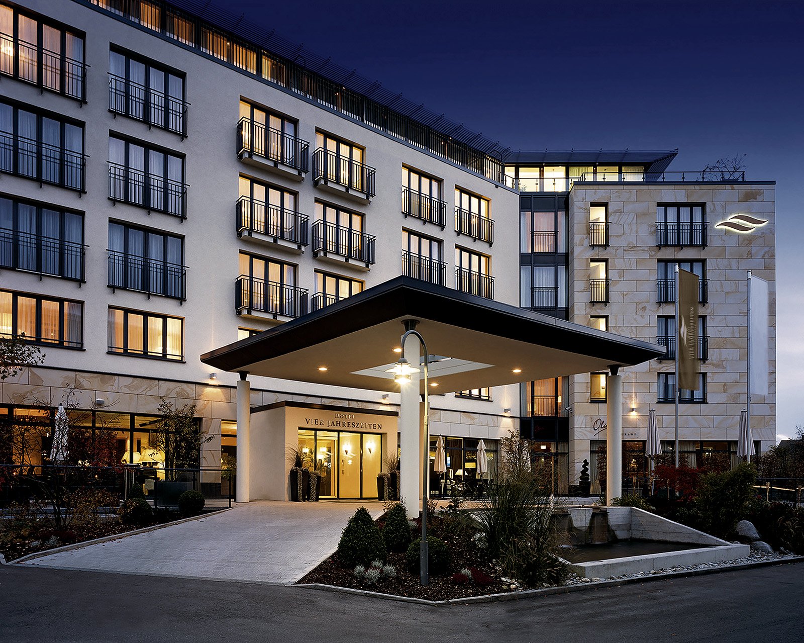 Außenansicht des Hotels Vier Jahreszeiten Starnberg am Abend, Hochzeitslocation in Starnberg