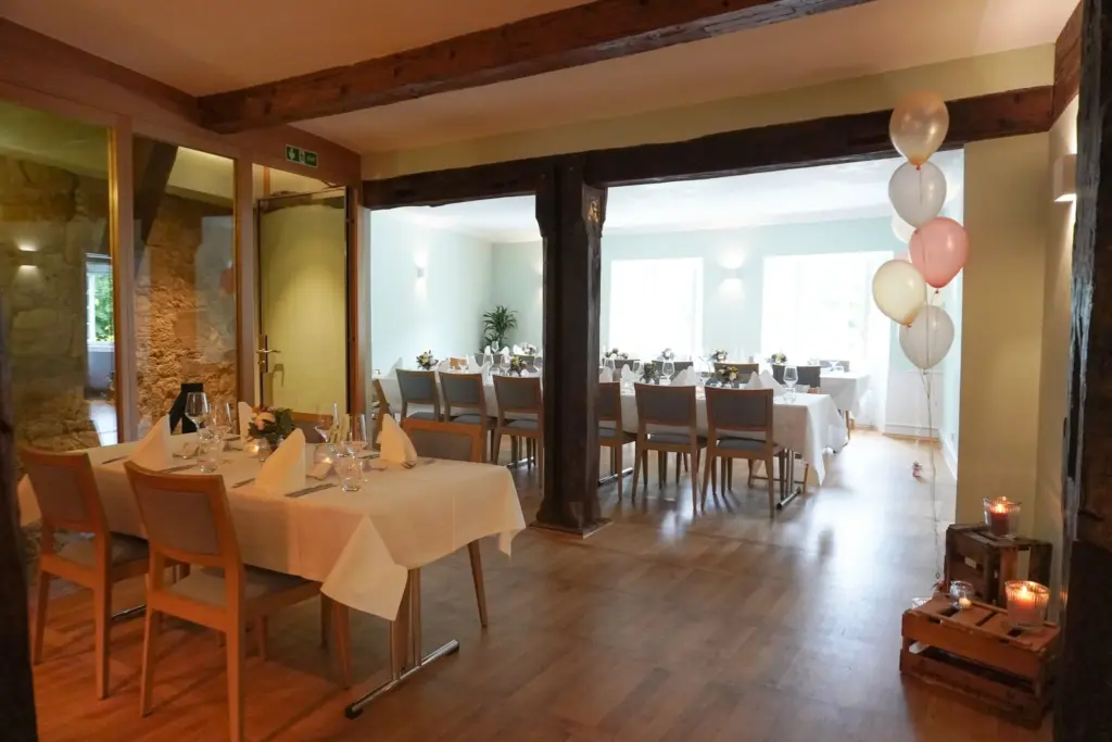 Festlich eingedeckter Saal im Kielmeyer 1582 in Esslingen mit Fachwerkbalken