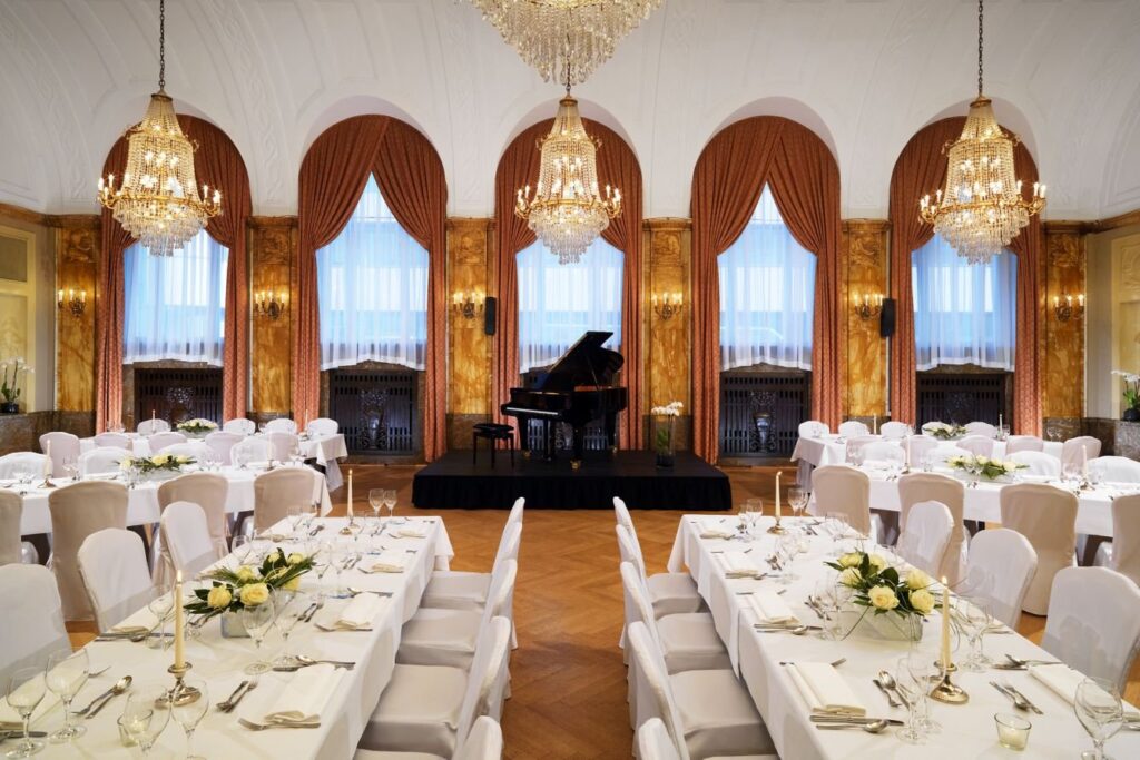 Richard-Wagner-Saal im Le Méridien Grand Hotel Nürnberg mit Kronleuchtern, Festtafeln und Flügel
