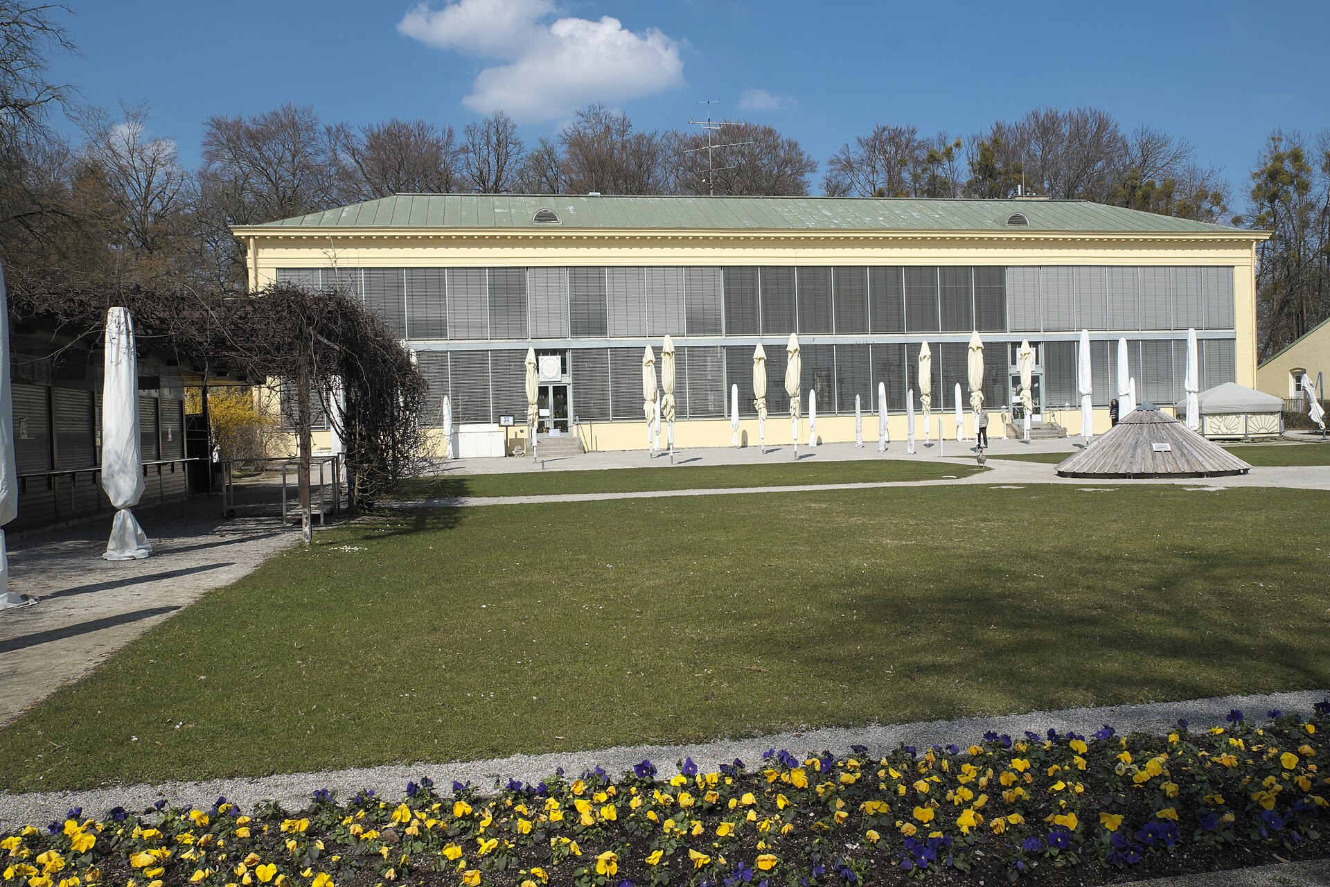 Palmenhaus im Schlosspark Nymphenburg in München, historisches Glashaus für Weihnachtsfeier und Firmenfeier