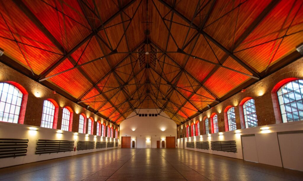 Phoenixhalle im Römerkastell Stuttgart mit Holzdachstuhl und Rundbogenfenstern