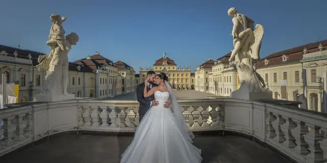 Brautpaar auf der Terrasse des Residenzschlosses Ludwigsburg zwischen barocken Statuen