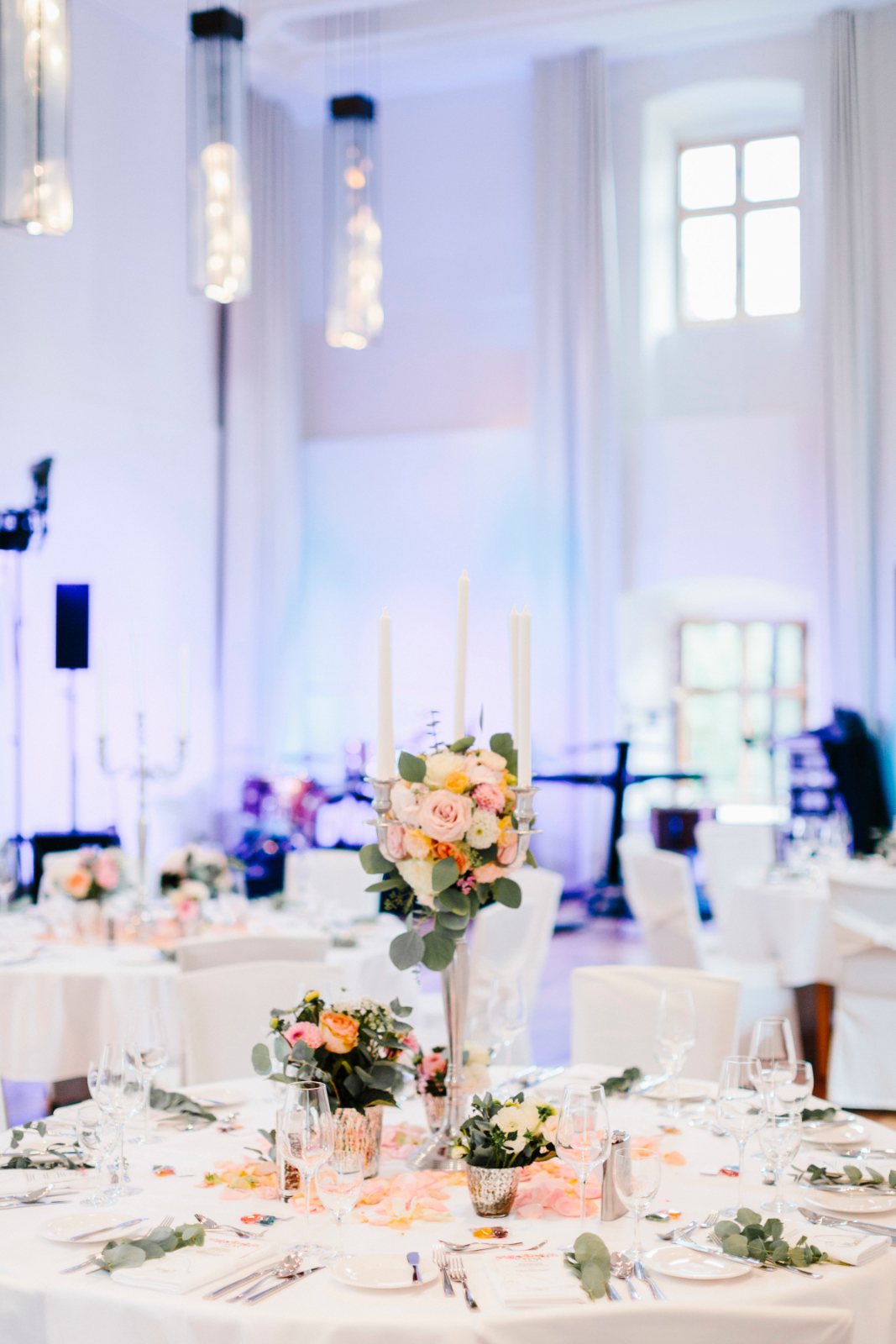 Hochzeitstafel im Schlosssaal mit Kerzenleuchtern und Blumen – Deko-Idee für eine Winterhochzeit