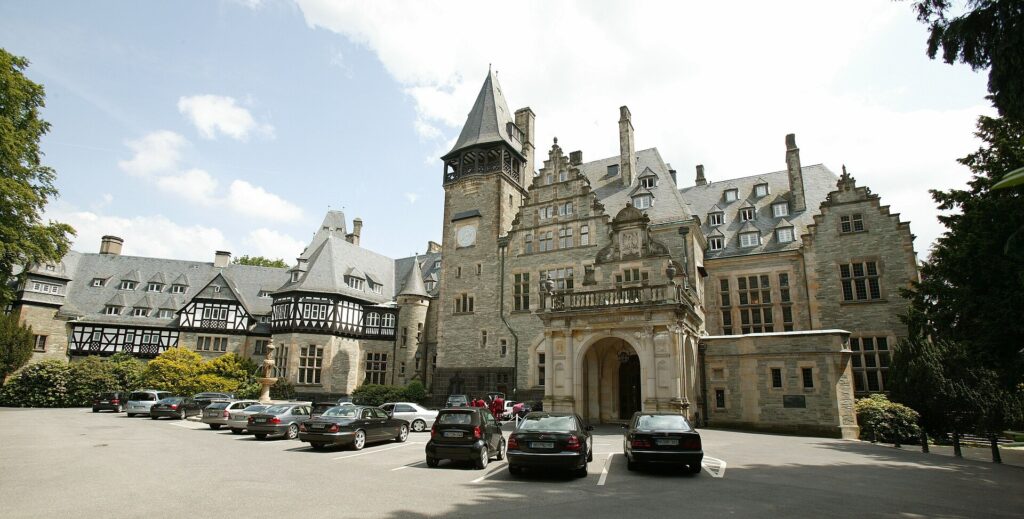 Empfangshof des Schlosshotels Kronberg, Ankunft der Hochzeitsgäste