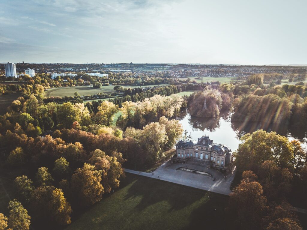 Seeschloss Monrepos in Ludwigsburg aus der Luft mit See und herbstlichem Park