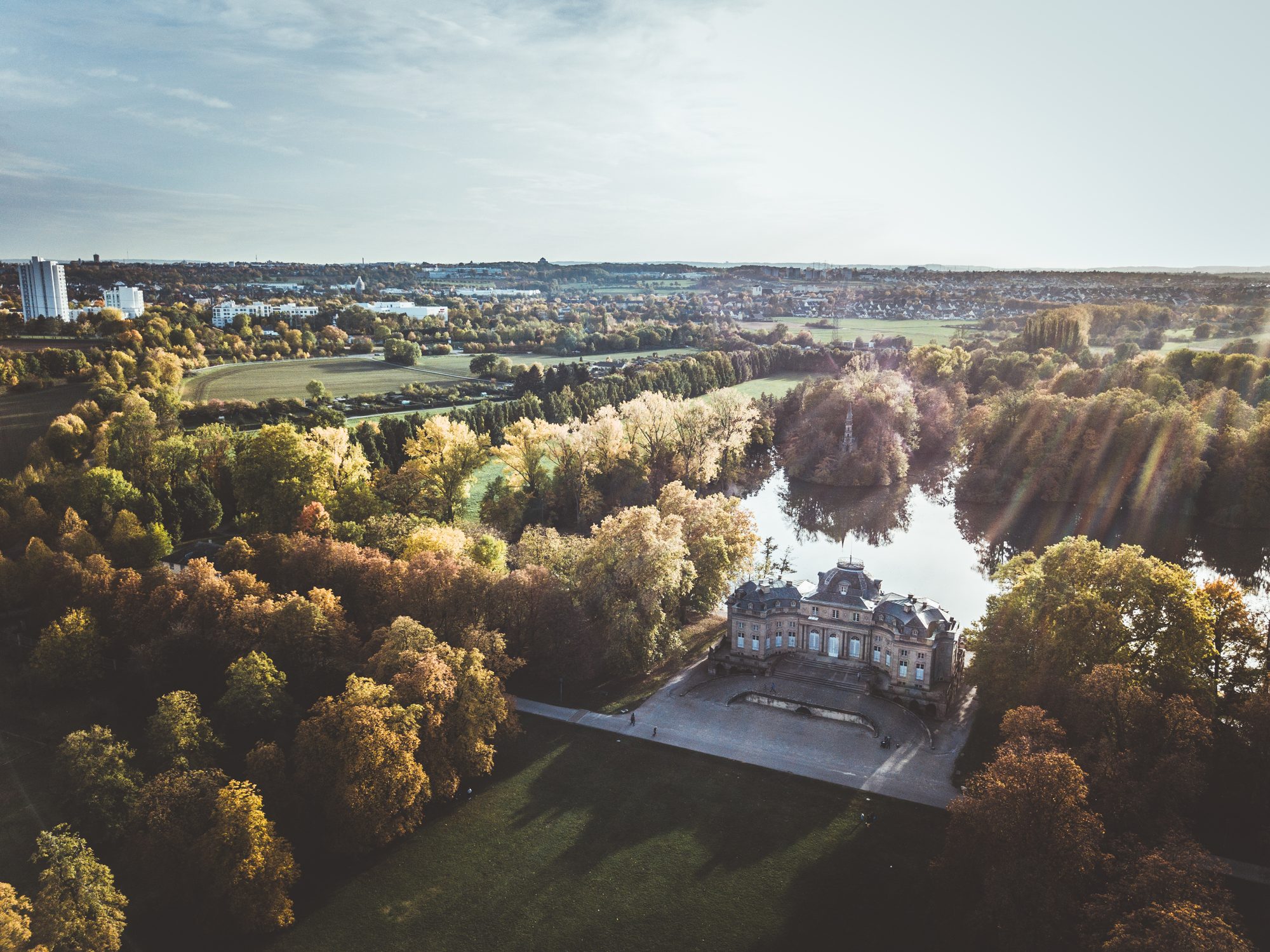 Luftaufnahme des Seeschlosses Monrepos in Ludwigsburg im Herbst, nahe dem Schlosshotel Monrepos