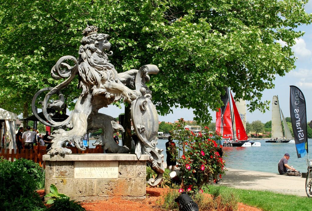 Bayerischer Löwe an der Seepromenade in Starnberg, Fotospot für das Paarshooting