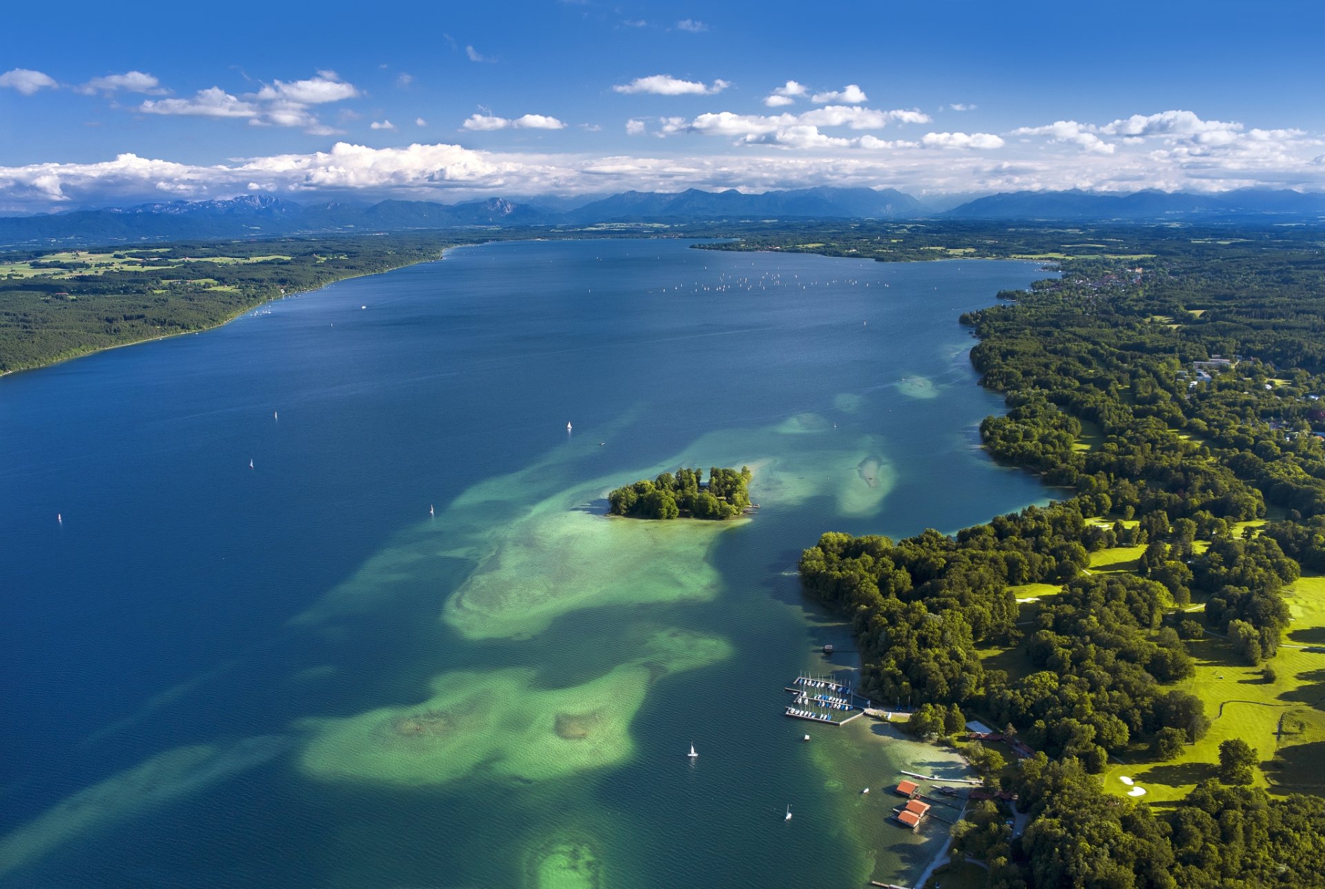 Luftbild des Starnberger Sees mit Roseninsel und Alpenpanorama