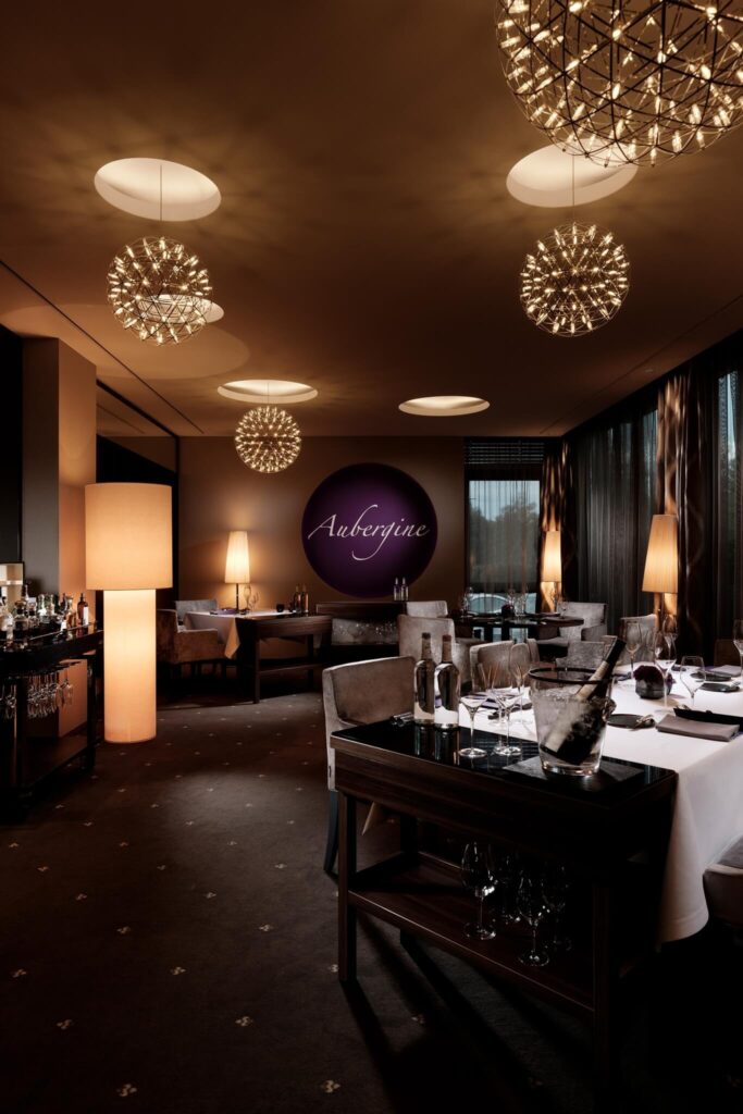 Restaurant Aubergine im Hotel Vier Jahreszeiten Starnberg, exklusiv mietbar für kleine Hochzeiten