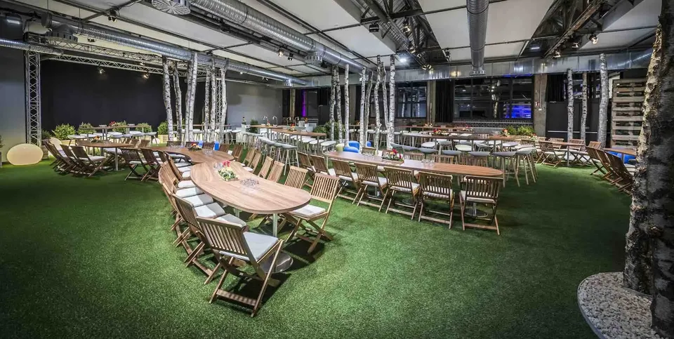 Eventhalle Im Wizemann in Stuttgart mit Holztafeln, Birkenstämmen und Kunstrasen für Firmenfeiern