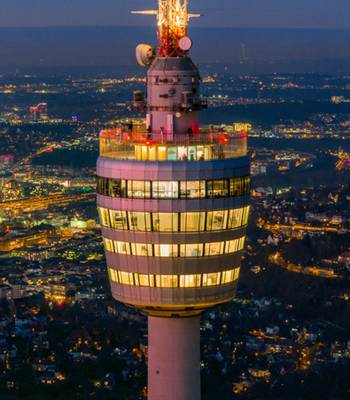 Beleuchteter Turmkorb des SWR Fernsehturms über dem nächtlichen Stuttgart